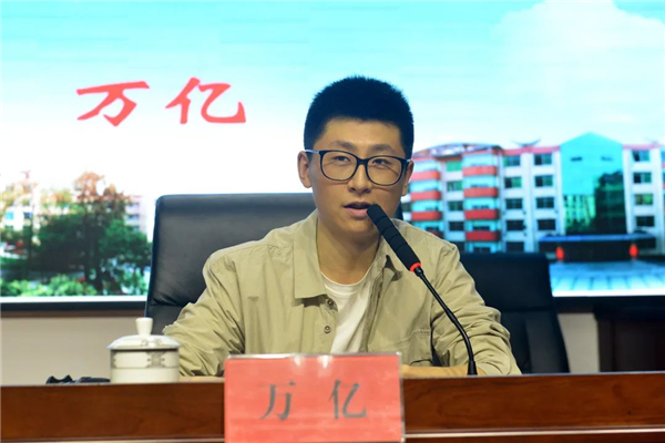 四川省双流艺体中学“艺塑人生”大讲堂暨《教育家》论坛成员学校授牌仪式举行