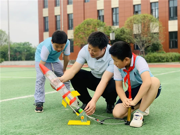 龚付成：在孩子们心中种下一颗热爱航空航天的种子