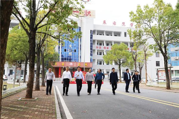 湖南省岳阳市人民政府副市长黄伟雄调研湘阴县职业教育发展现状