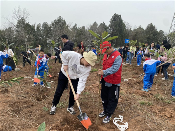 仲春添新绿 恰逢少年时——光明小记者湖北站开展植树节社会实践活动