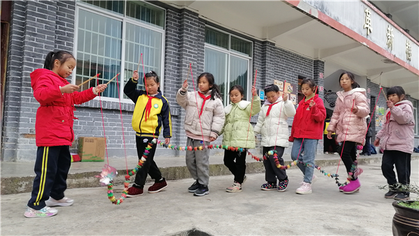 蛋托的艺术“变身”——贵州省遵义市正安县和溪镇杉木坪小学开展创意美术教学活动