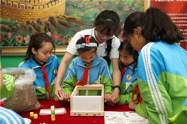 2万余名新疆学生参加爱眼日活动体验中医药文化
