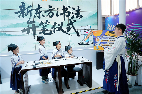 “科技+人文”双向发力，新东方素质教育“玩出门道”