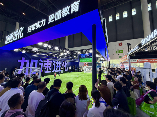 加速进化机器人亮相中国教育装备展，具身智能教育方案引发热潮