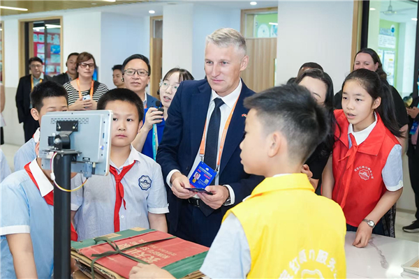 一所学校的“智变”突围 ——杭州市春晖小学以全域智治打造未来学校新范式