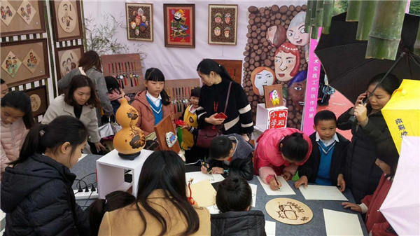 铁笔烙乡土美育润童心——重庆市巫溪县城厢小学以非遗烙画深耕乡村美育新实践 铁笔烙乡土美育润童心——重庆市巫溪县城厢小学以非遗烙画深耕乡村美育新实践
