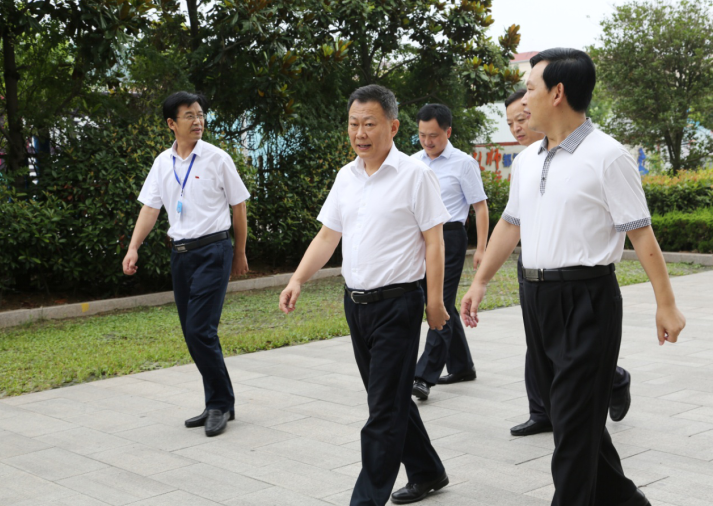 日照市东港区区委书记王世波到北京路中学调研